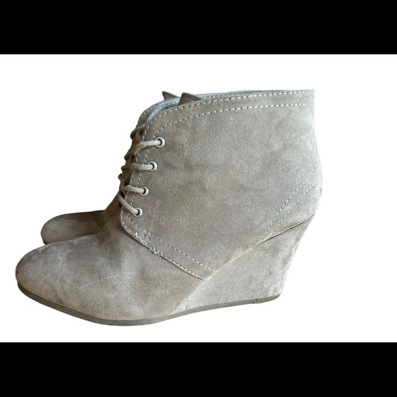 Women’s Lace Up Taupe “Lexie” Booties by Arizona, Size 8 - Picture 2 of 6